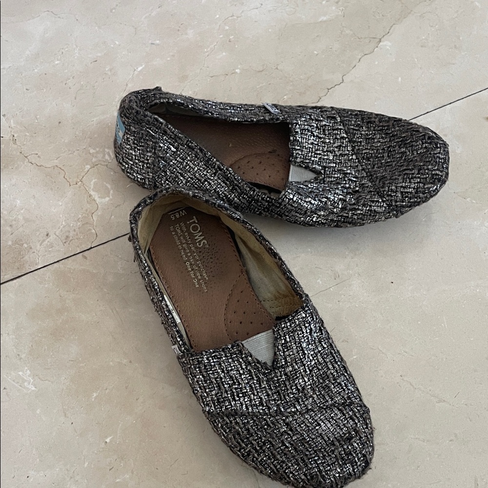 TOMS Women's Black and Gray Textured Loafers